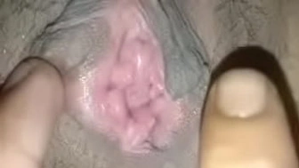 Jizz fills her clit, spreading her vagina. The call skank rubs her clit with his dong before stuffing his rod into her clit until there's a lot of sperm, the meat is extremely excited.